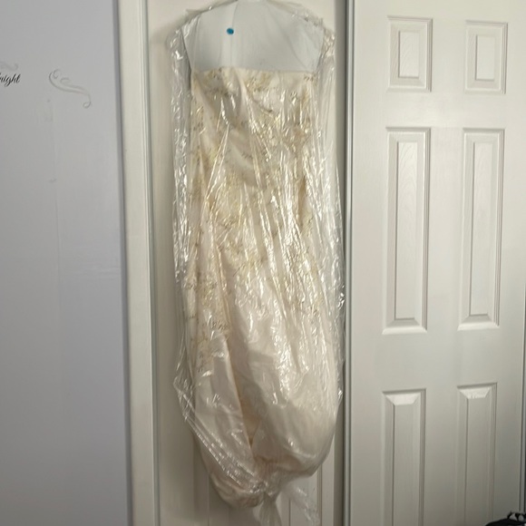 Wedding dress - Picture 1 of 2
